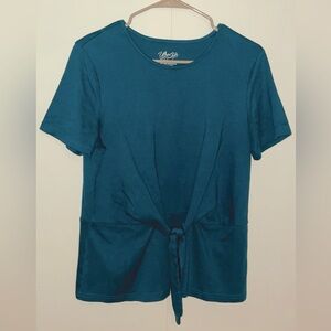 039- Woman’s top with tie around the front. Size 7.